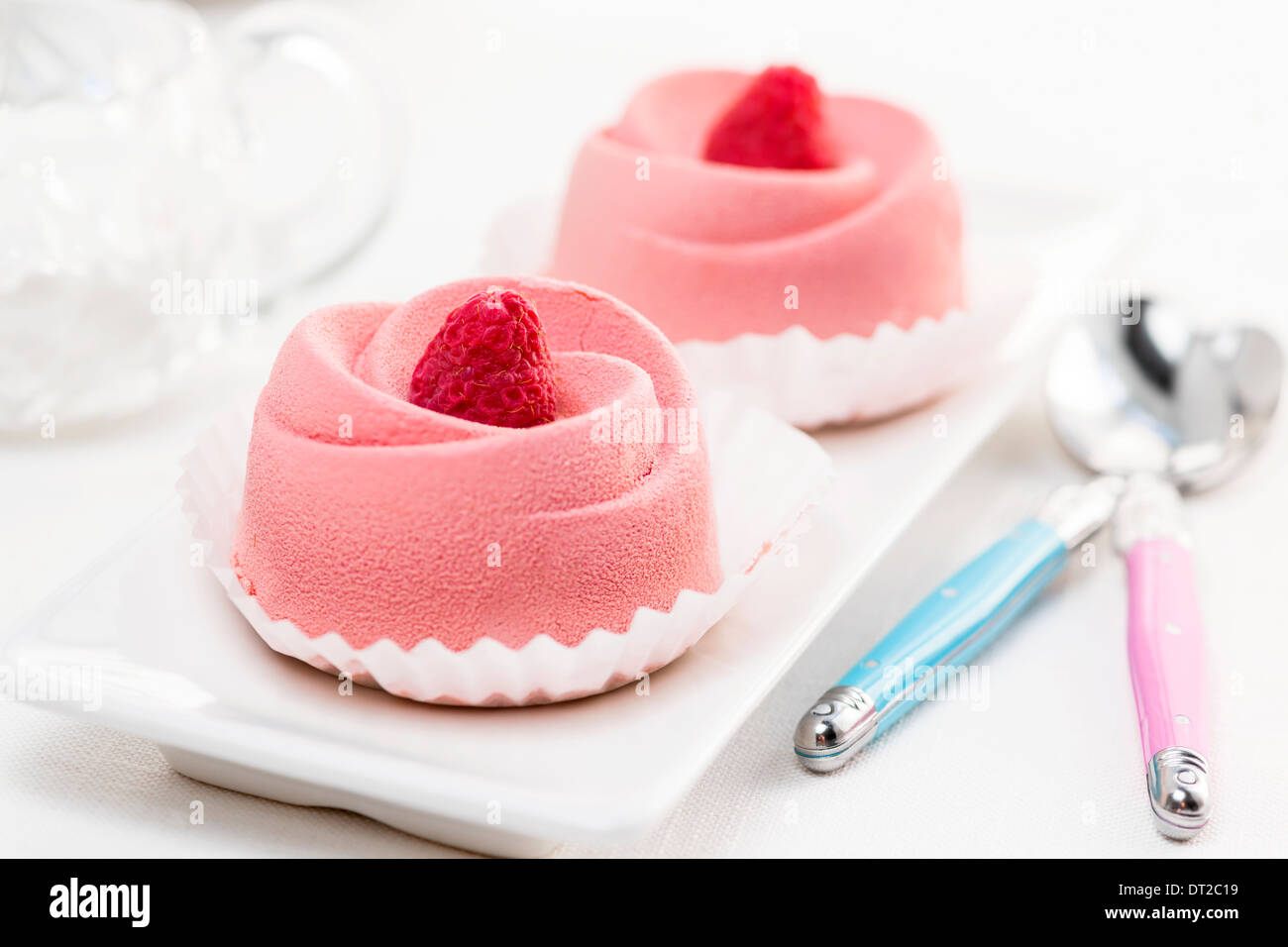 Due rosa mousse di lamponi dessert su una piastra Foto Stock