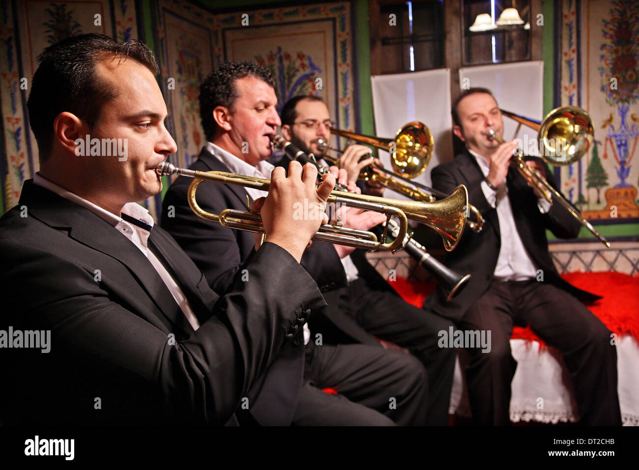 Membri del 'Pavlos Melas' brass band da Siatista Kozani, Macedonia, Grecia. Foto scattata nel Dolgiras mansion. Foto Stock