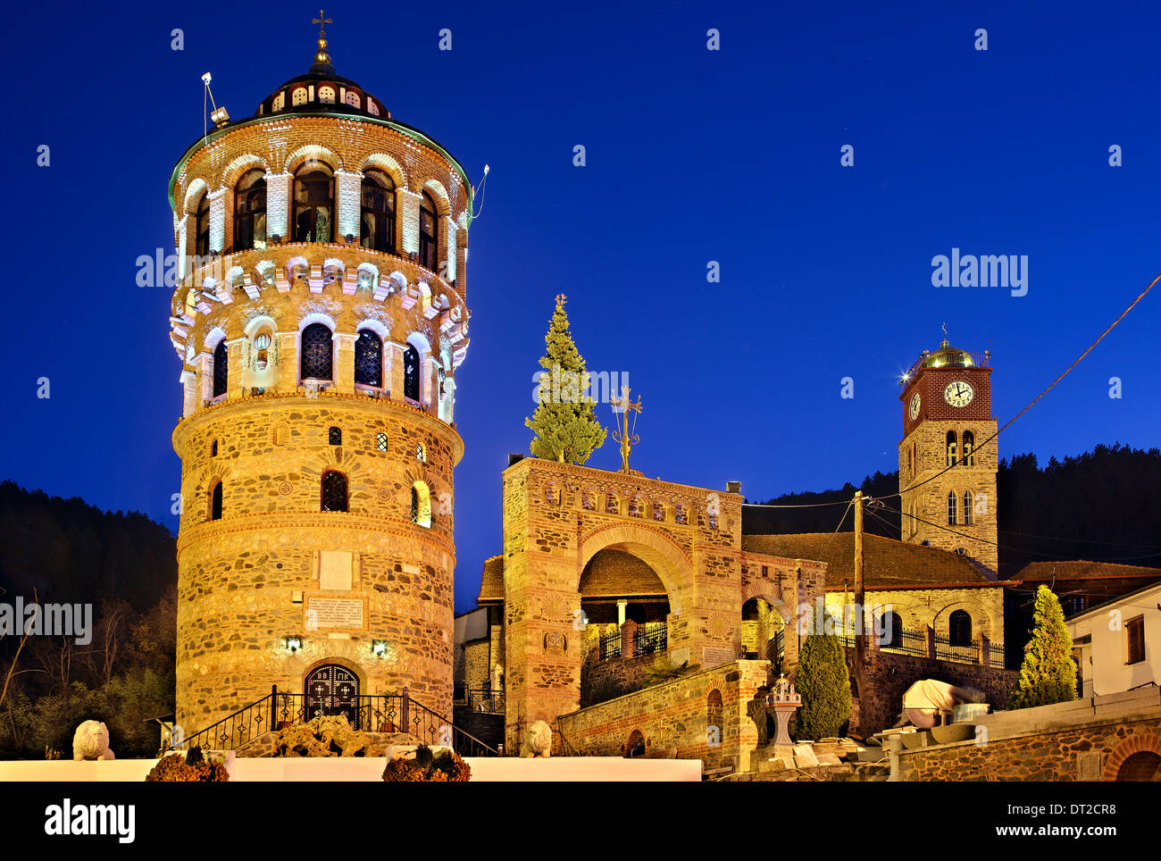 La chiesa di Agios Minas e un 'replica' della Torre di Galata nel villaggio Emporio, Comune di Eordaia, Kozani. Foto Stock