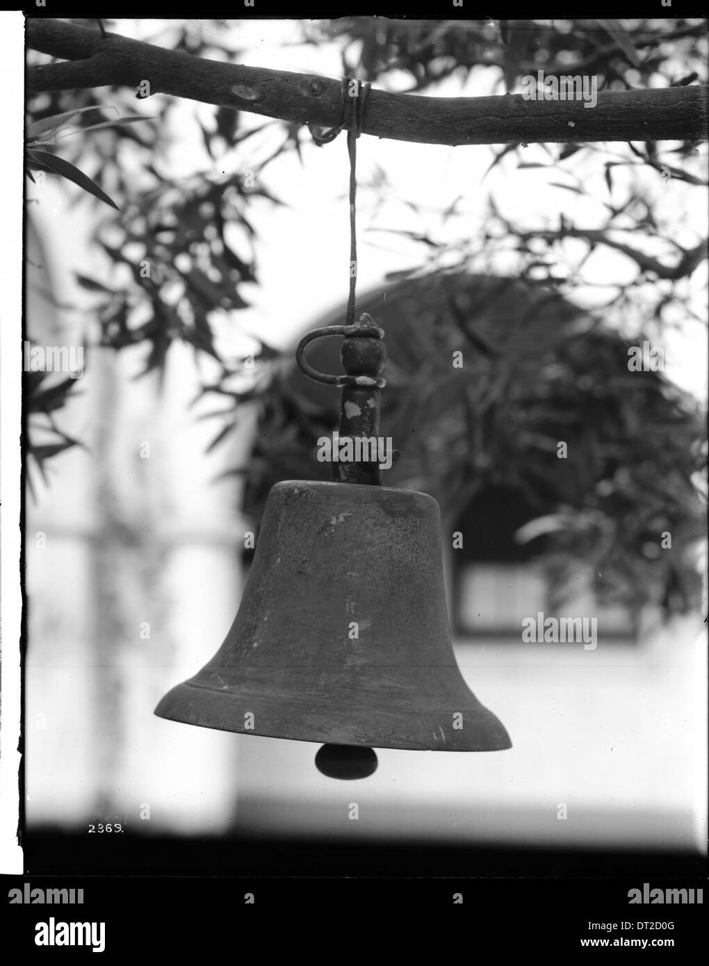 Una fotografia che mostra una campana presso la Los Angeles Plaza Church, un importante punto di riferimento storico nella storia antica della città. Foto Stock