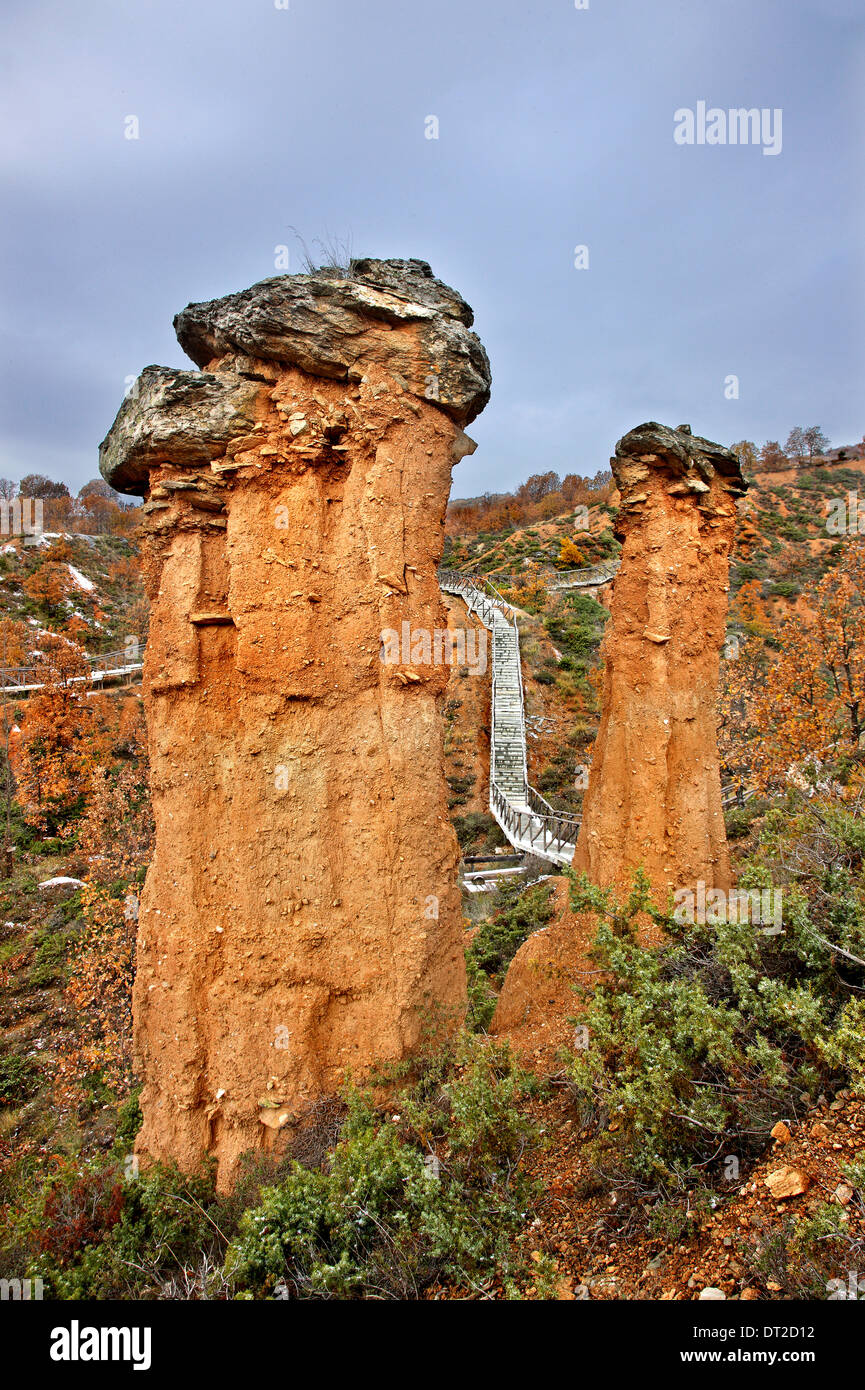 Strane formazioni geologiche noto come 'Boucharia' in un geoparco in Kozani, Macedonia, Grecia. Foto Stock