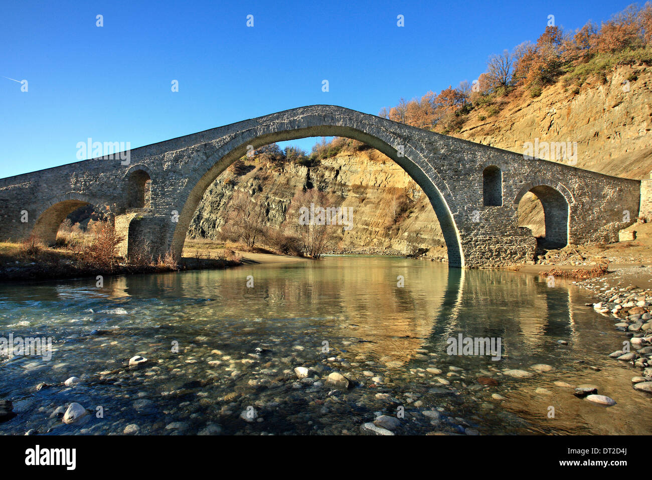 Il vecchio casale ponte arcuato di Aziz Aga, vicino al villaggio di Trikomo, Grevena, Macedonia, Grecia. Foto Stock