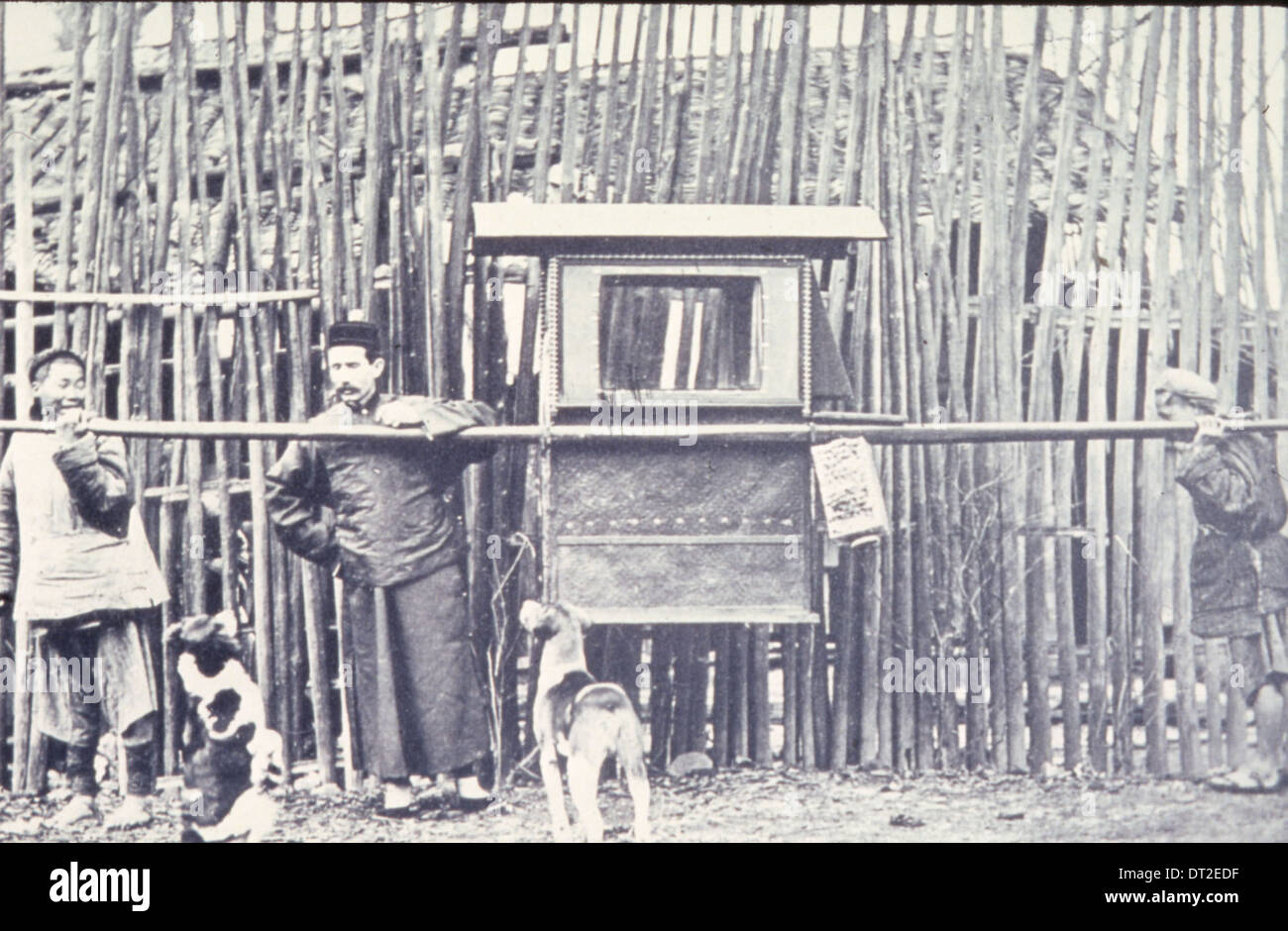 Questa fotografia mostra il signor Preston seduto sulla sua sedia berlina a Changde, Hunan, Cina, scattata tra il 1900 e il 1919, che illustra l'uso del trasporto tradizionale in Cina durante questo periodo. Foto Stock