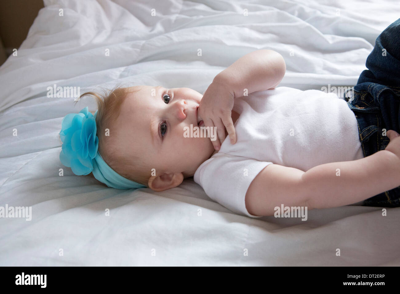 Ritratto di bambina (6-11 mesi) sdraiato sul letto Foto Stock