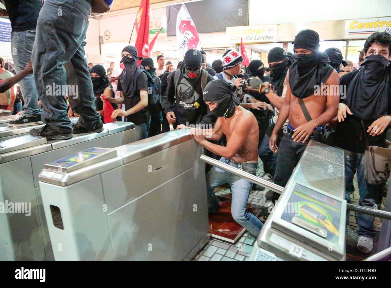 Rio De Janeiro, Brasile. 6 febbraio, 2014. Persone di partecipare a una manifestazione di protesta contro l'aumento dei prezzi dei biglietti del bus a Rio de Janeiro in Brasile, il 6 febbraio 2014. Credito: AGENCIA ESTADO/Xinhua/Alamy Live News Foto Stock