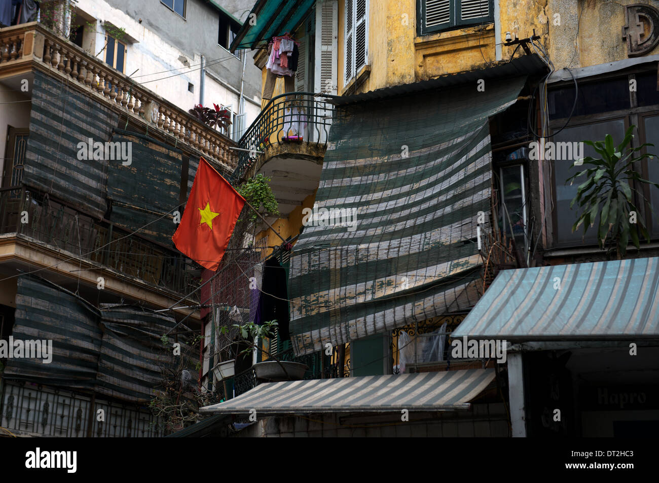 Vietnamese flag sono sul display orgoglioso nel quartiere vecchio di Hanoi. Foto Stock