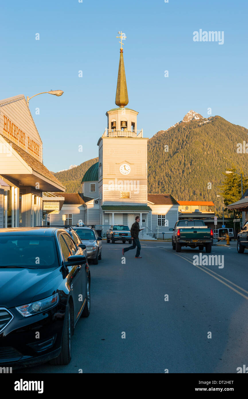Sitka, Alaska. 6 febbraio 2014 Saint Michael la Chiesa Russa Ortodossa come visto dal Lincoln Street su una giornata invernale e in febbraio. Credito: Jeffrey Wickett - RF/Alamy Live News Foto Stock