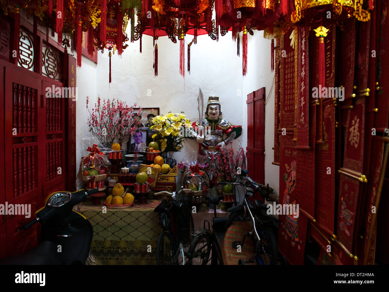 Uno dei Quartiere Vecchio di Hanoi i numerosi santuari della famiglia. Foto Stock