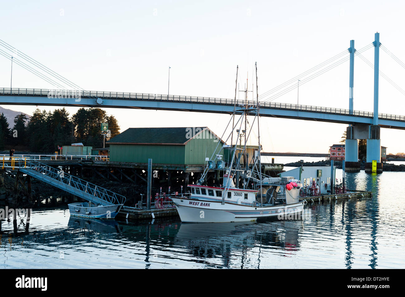 Sitka, Alaska. 6 febbraio 2014 la pesca commerciale nave al dock di carburante nel porto di Sitka su una giornata invernale e in febbraio. Credito: Jeffrey Wickett - RF/Alamy Live News Foto Stock
