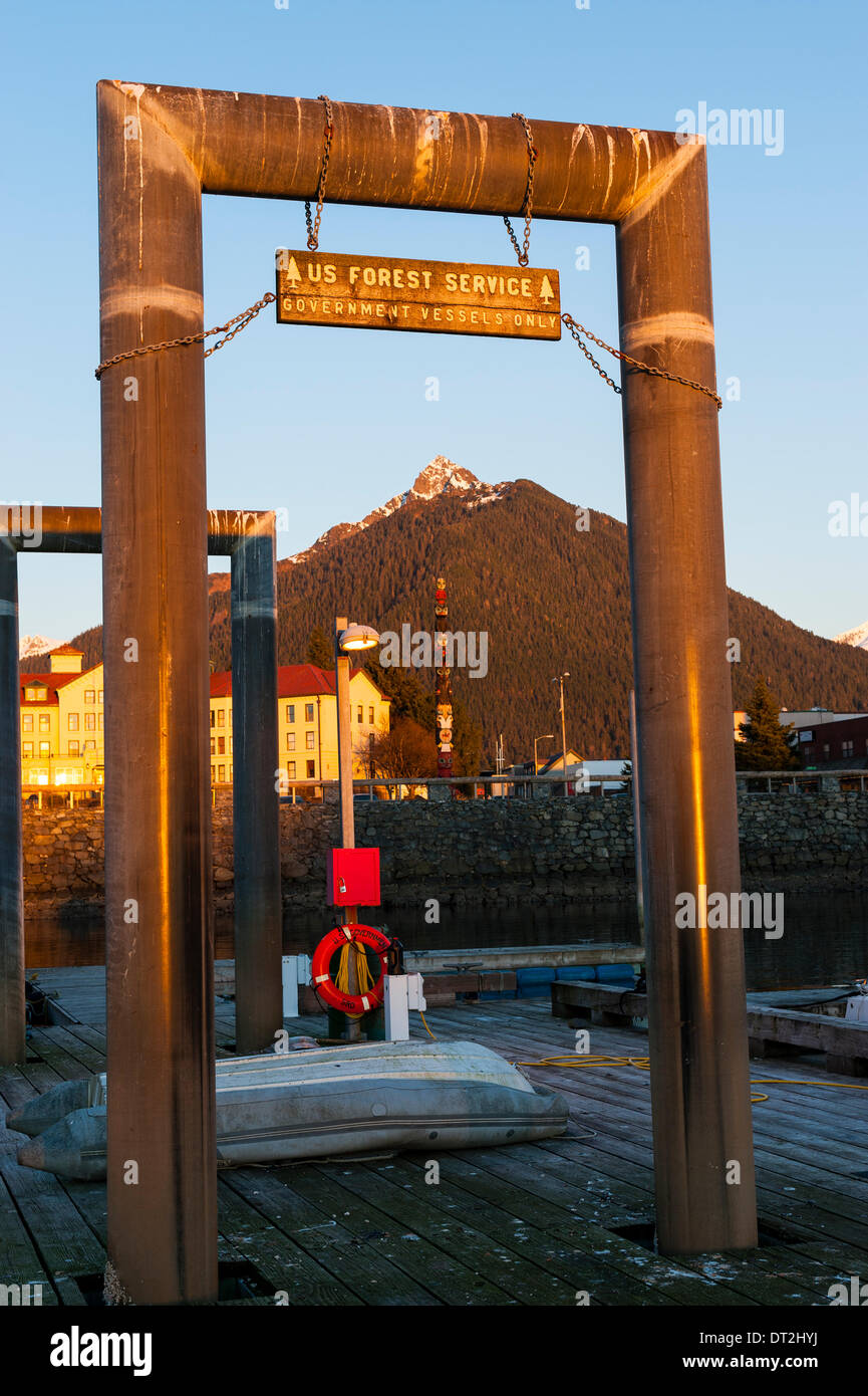 Sitka, Alaska. 6 febbraio 2014 USDA Foresta Servizio dock con totem pole in background sulla giornata invernale e in febbraio. Credito: Jeffrey Wickett - RF/Alamy Live News Foto Stock