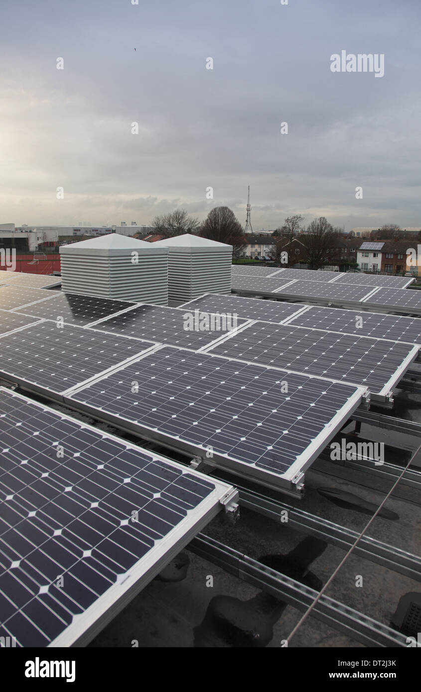 Foto-voltaico pannelli solari + 'windcatcher' unità di ventilazione sul tetto di una scuola nuova classe blocco nel sud est di Londra, Regno Unito Foto Stock