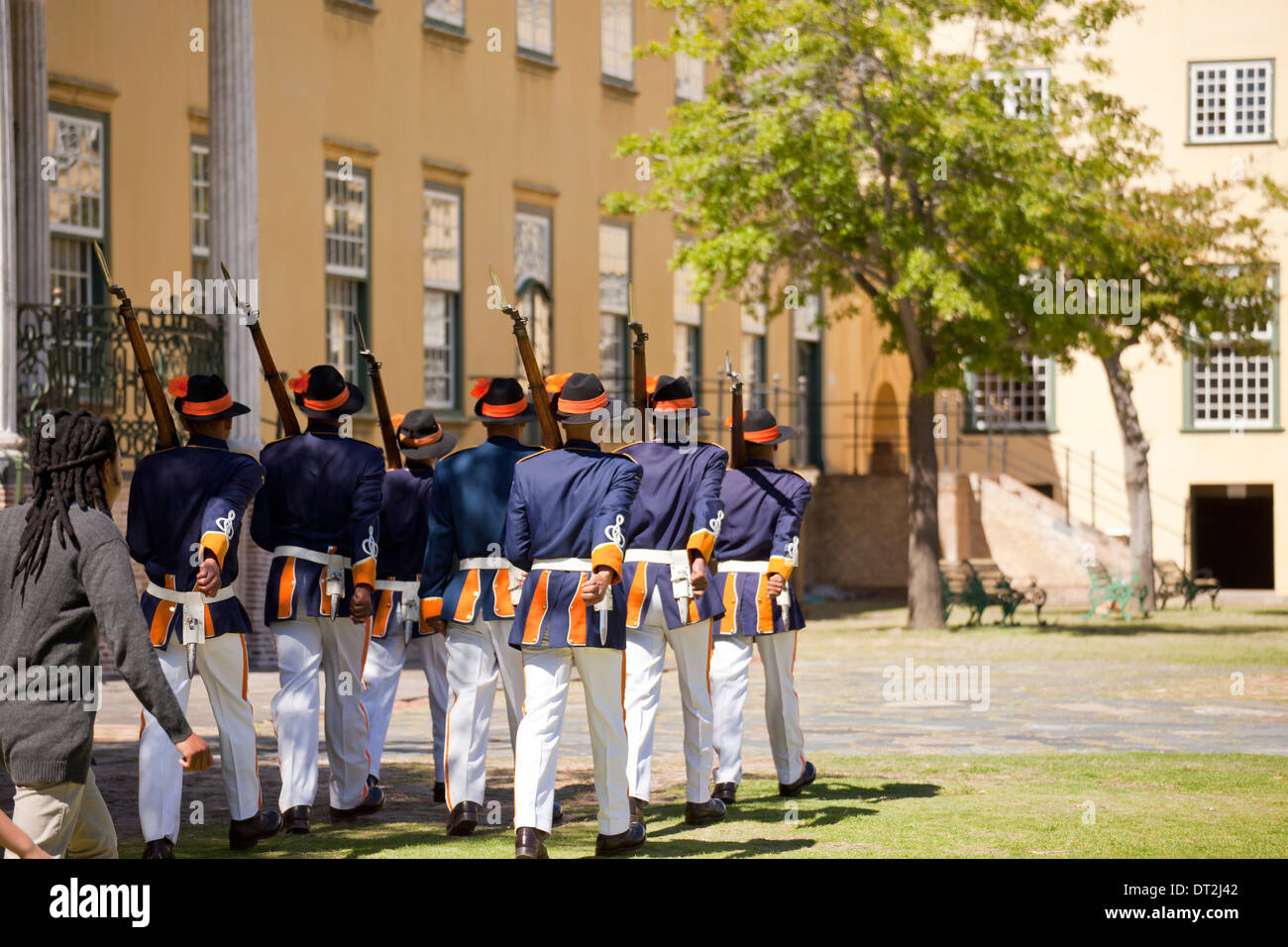 Le protezioni in uniforme storica durante la cerimonia della chiave presso il Castello di Buona Speranza, Cape Town, Western Cape, Sud Africa Foto Stock