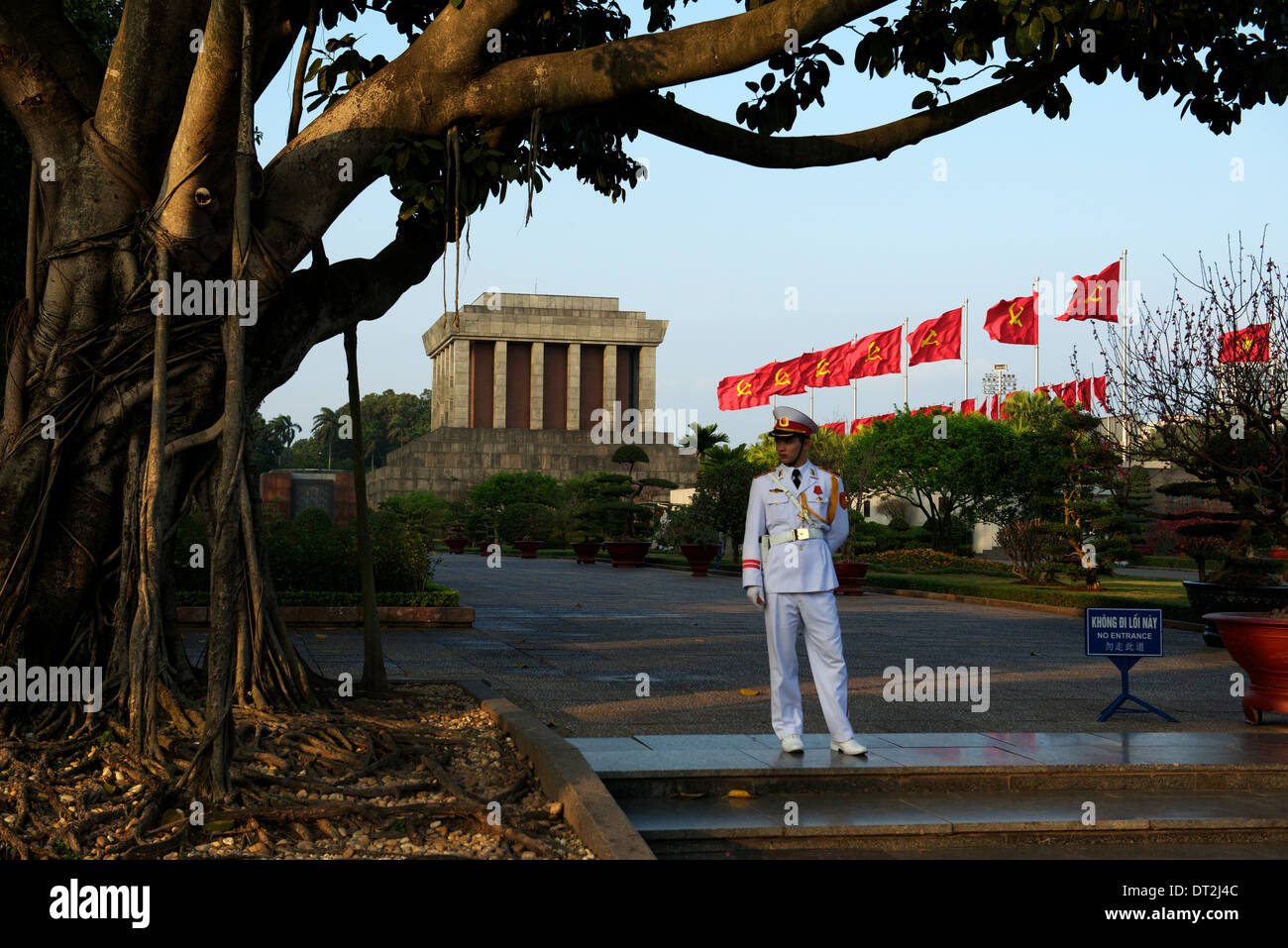 Guardie militari di stand di turno presso il Mausoleo di Ho Chi Minh 24ore al giorno, 7 giorni a settimana. Foto Stock
