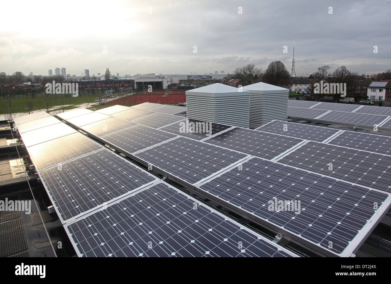 Foto-voltaico pannelli solari + 'windcatcher' unità di ventilazione sul tetto di una scuola nuova classe blocco nel sud est di Londra, Regno Unito Foto Stock