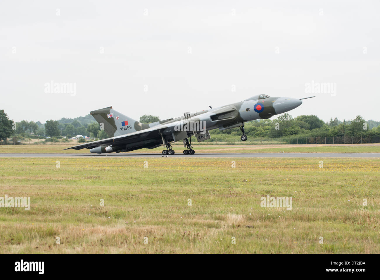 Storici British guerra fredda il bombardiere Avro Vulcan xh558 mantiene il suo naso elevata come si rallenta dopo lo sbarco al RIAT Foto Stock