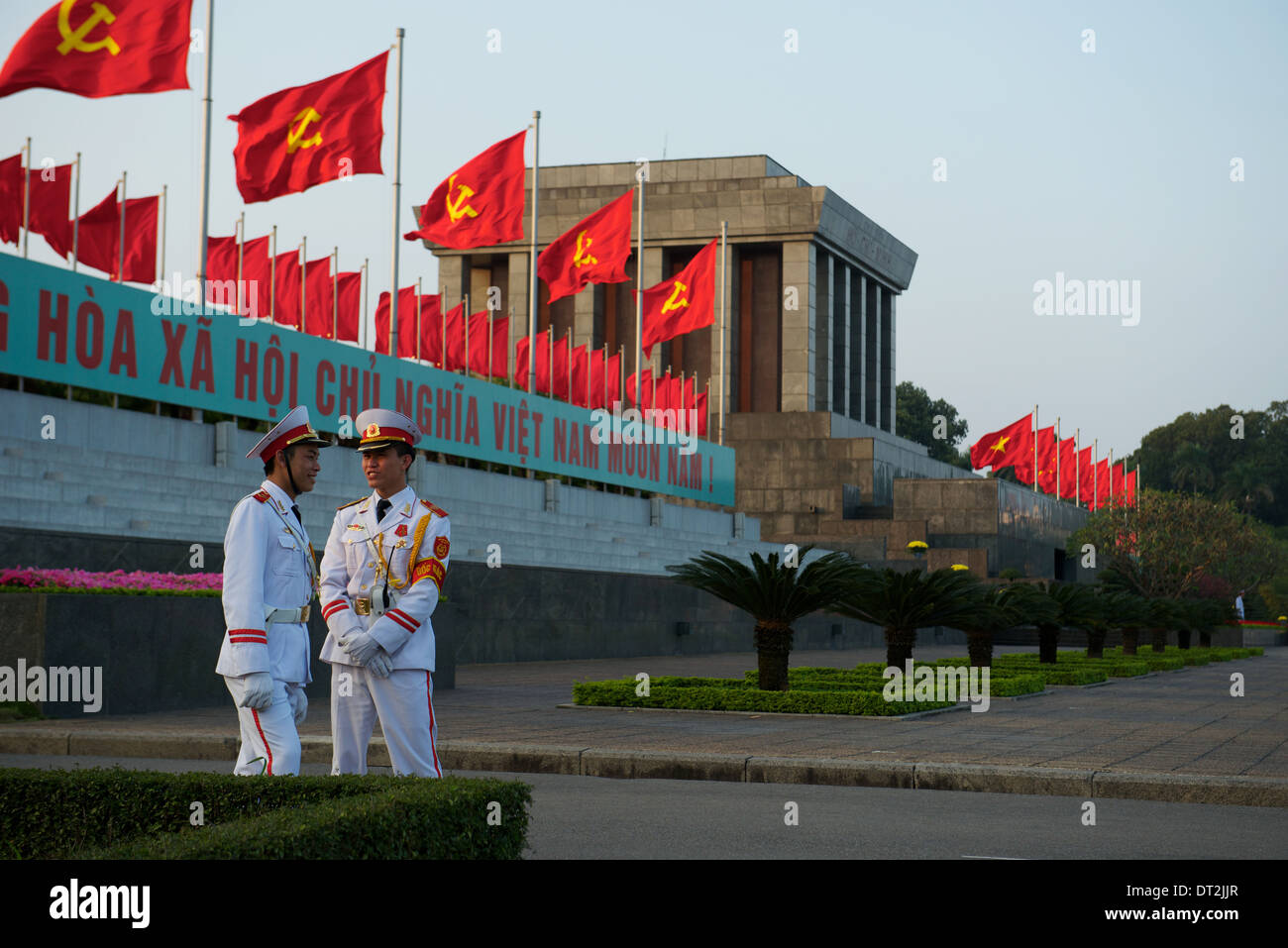 Guardie militari di stand di turno presso il Mausoleo di Ho Chi Minh 24ore al giorno, 7 giorni a settimana. Foto Stock