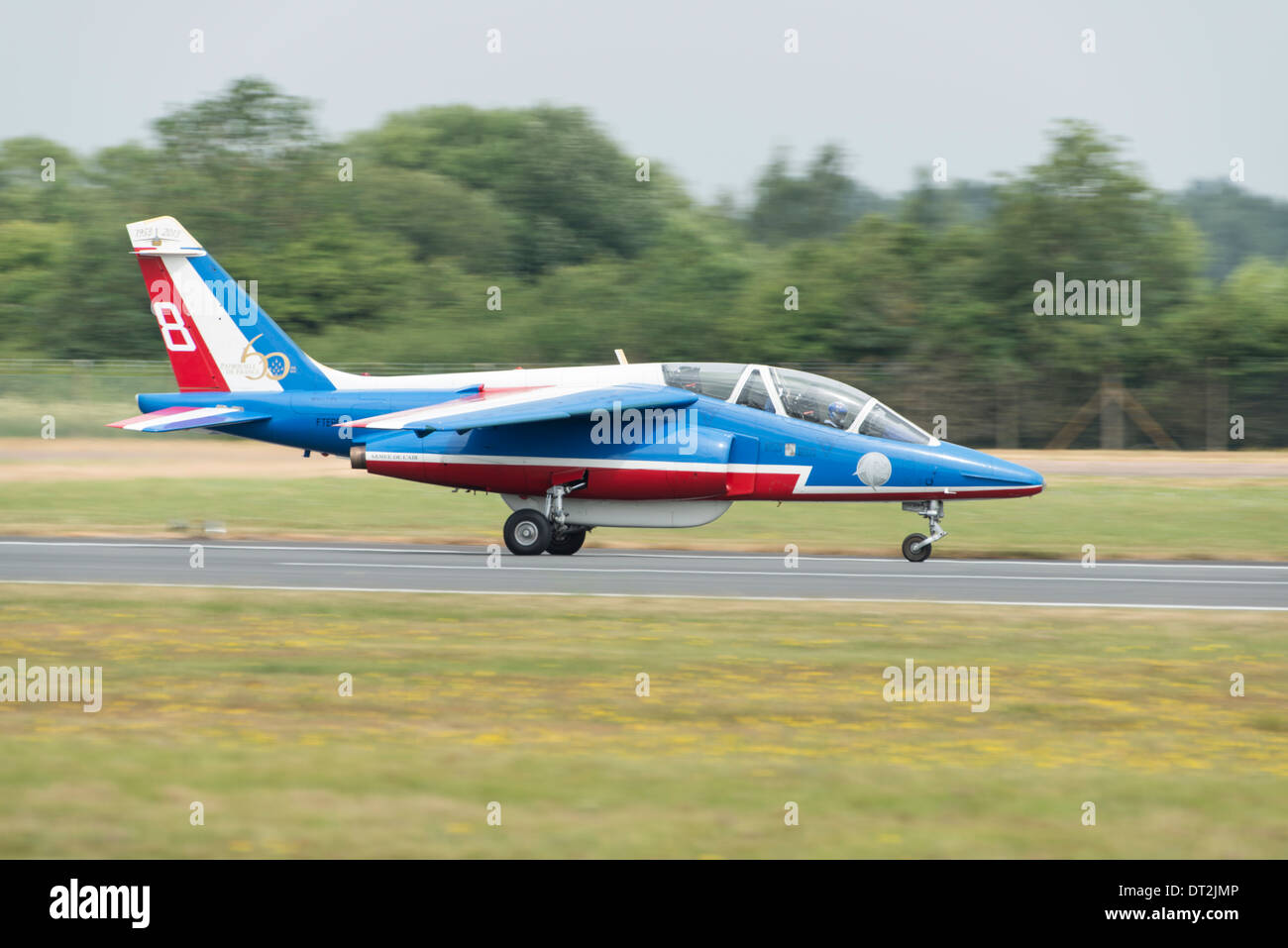 Un Alpha Jet jet militare allenatore del francese display aerobatic team la Patrouille de France terre dopo la visualizzazione a RIAT Foto Stock