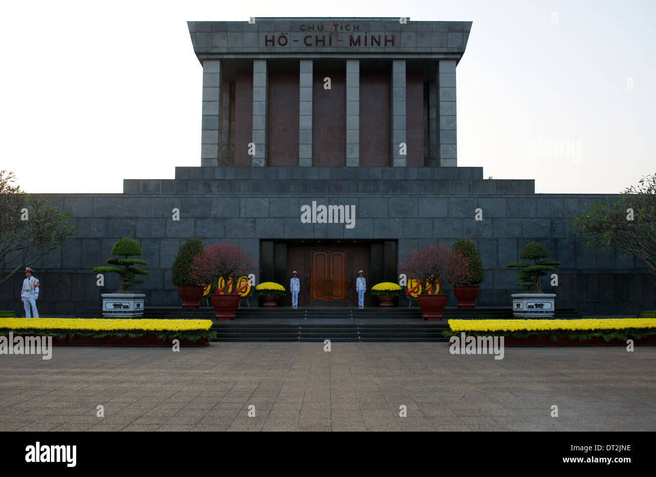 Guardie militari di stand di turno presso il Mausoleo di Ho Chi Minh 24ore al giorno, 7 giorni a settimana. Foto Stock