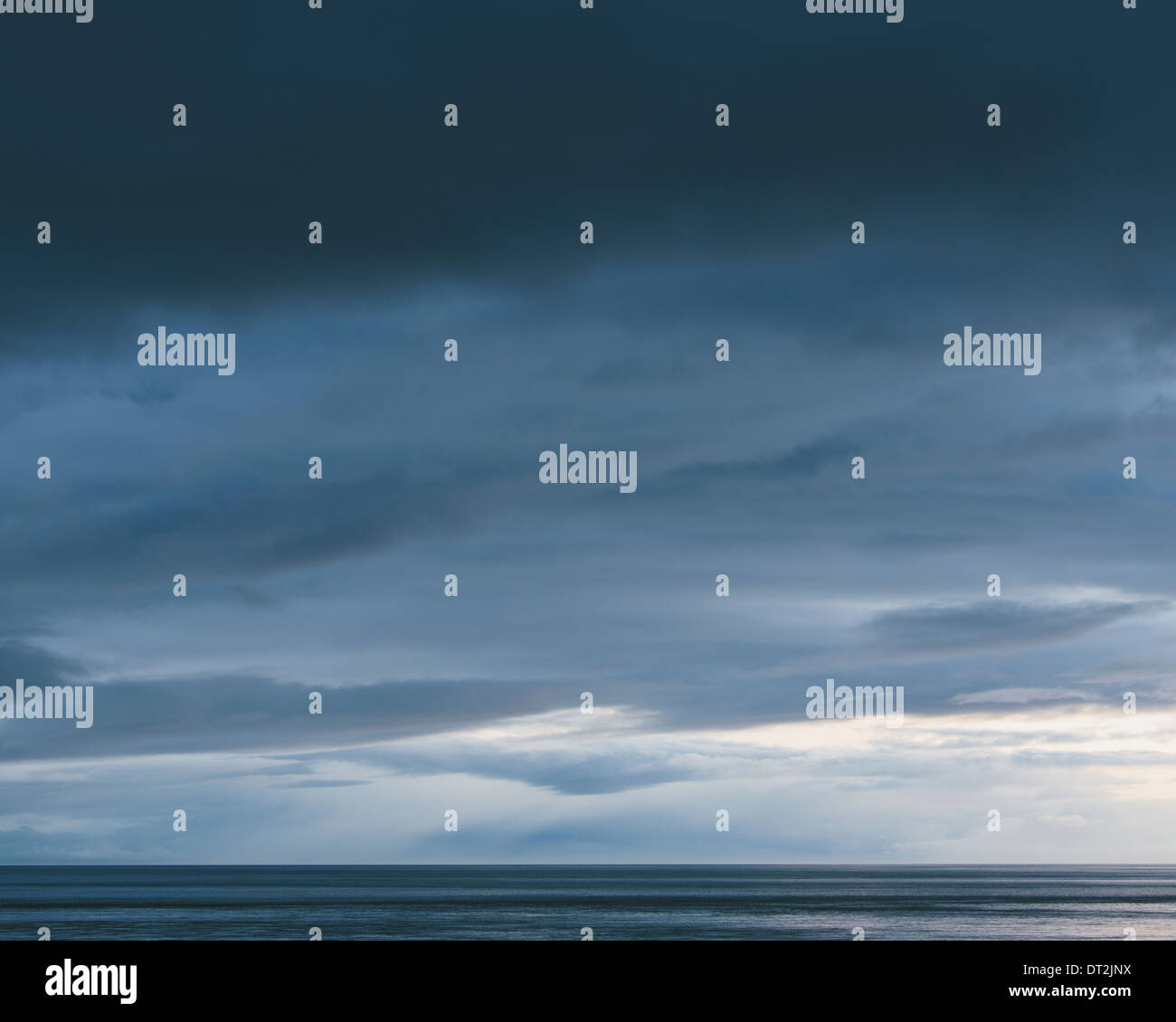 Il mare e il cielo di Puget Sound a Washington usa l'orizzonte con la luce e la nuvola sopra gli strati di raccolta nubi Foto Stock