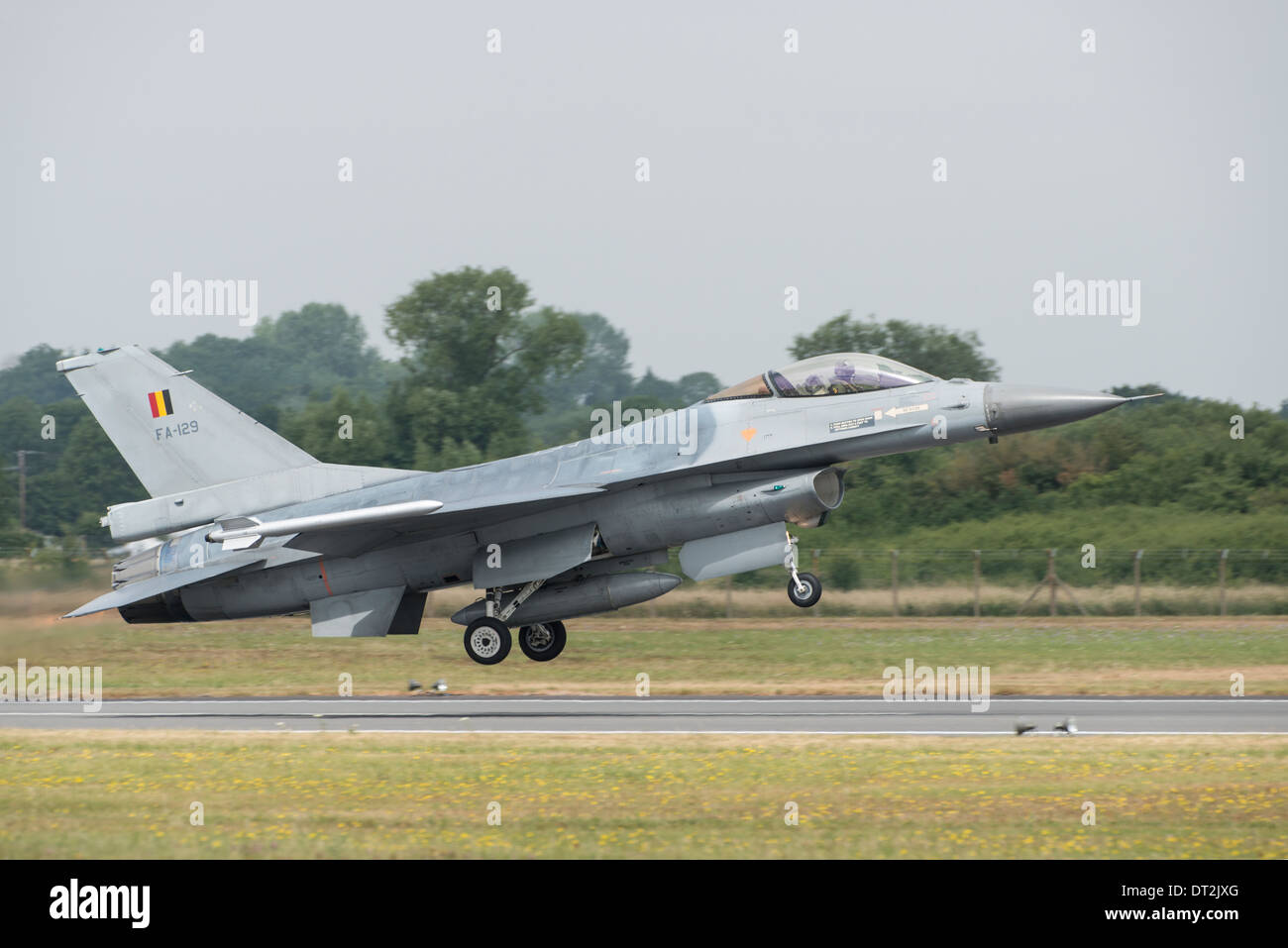Un General Dynamics F-16A Fighting Falcon Jet militare Fighter del Belgio Air Force decolla da visualizzare in 2013 RIAT Foto Stock