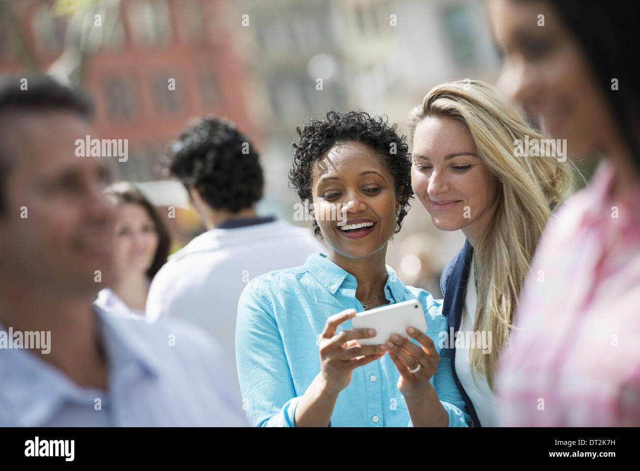 Due donne alla ricerca di un telefono cellulare Foto Stock
