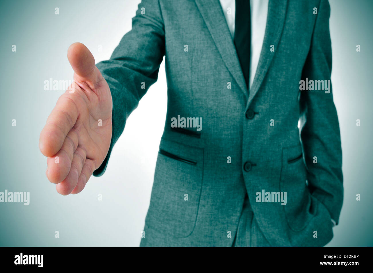 L uomo indossa una tuta offrendo ad agitare le mani Foto Stock