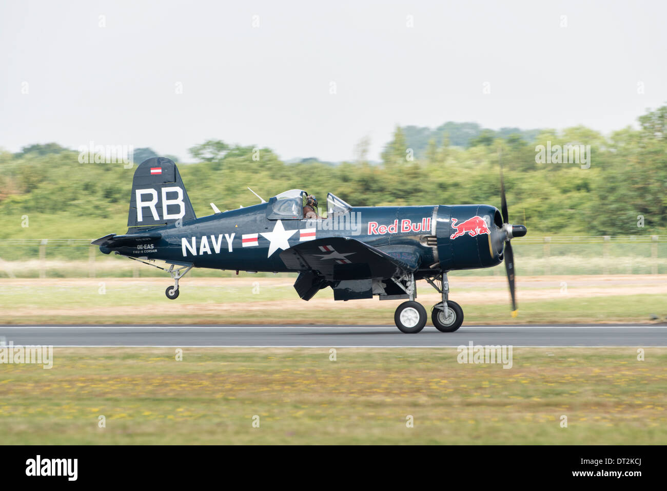 Possibilità Vought Corsair F4U-4 della Red Bulls battenti tori aeroplani storici terre di raccolta dopo la visualizzazione a 2013 RIAT Foto Stock
