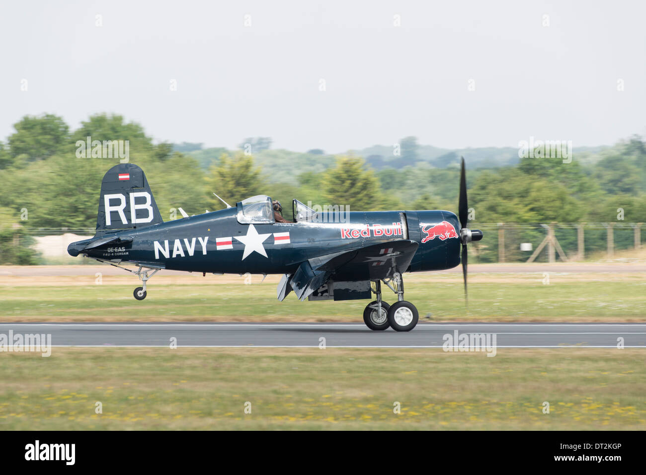 Possibilità Vought Corsair F4U-4 della Red Bulls battenti tori aeroplani storici terre di raccolta dopo la visualizzazione a 2013 RIAT Foto Stock