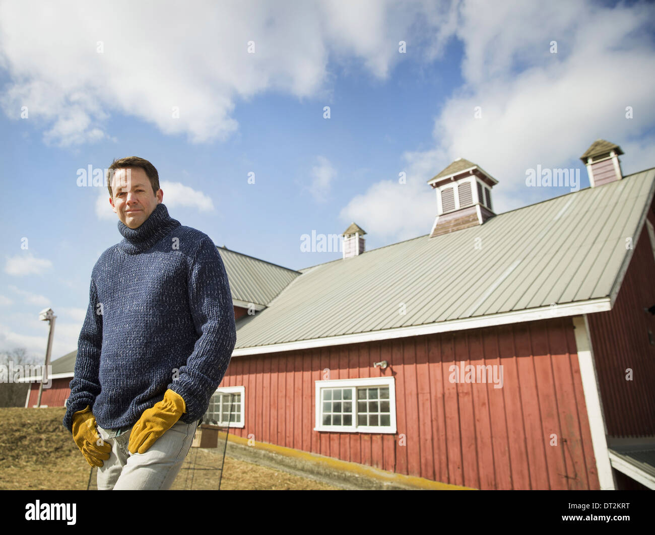 Un agriturismo biologico in inverno in Cold Spring nello Stato di New York un uomo che lavora all'esterno dell'azienda Foto Stock