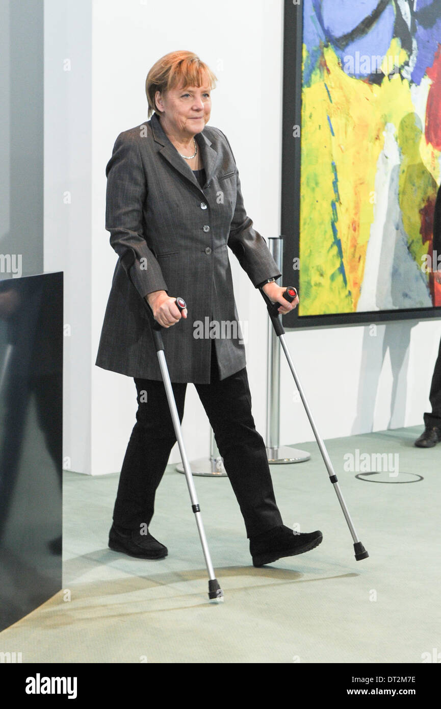 Berlino, Germania. 06 feb 2014. Il cancelliere tedesco Angela Merkel sulle stampelle Ski lesioni in federal conferenza stampa presso la cancelleria in Berlin Giovedì 06.Febbraio 2013 Credit: dpa picture alliance/Alamy Live News Foto Stock