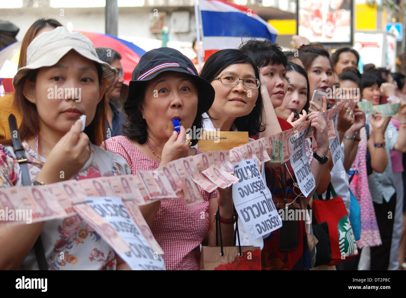 Bangkok, Tailandia. 7 febbraio, 2014. Governo anti-manifestanti frequentare un rally a Bangkok, Thailandia, Febbraio 7, 2014. Dodici finanziamenti sarà impostato per arrestare i 19 capi di Thai governo anti-manifestanti, che sono sotto i mandati di arresto emessi dalla Thailandia tribunale penale, un ministro ha detto giovedì. Credito: Rachen Sageamsak/Xinhua/Alamy Live News Foto Stock