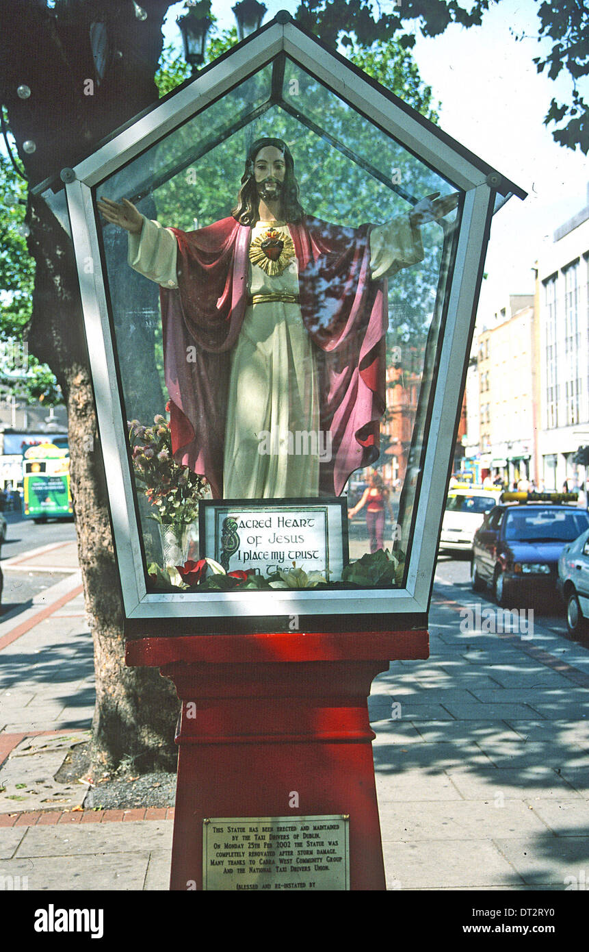 Un religioso santuario da una stazione di sosta dei taxi di DUBLINS O'Connell Street Irlanda Foto Stock