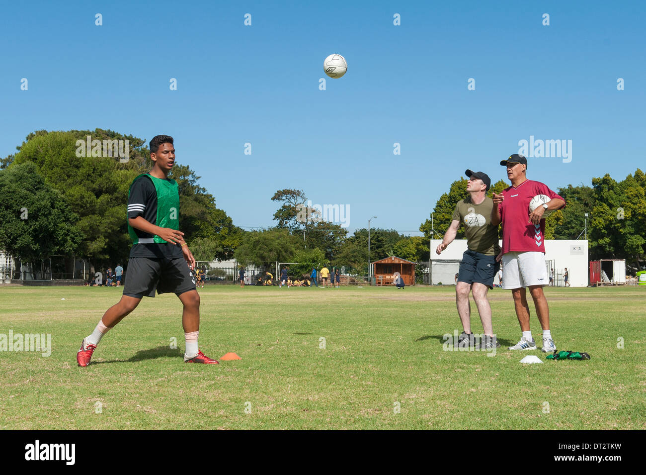 Pratica di gioco del calcio a Groote Schuur High School, Cape Town, Western Cape, Sud Africa Foto Stock