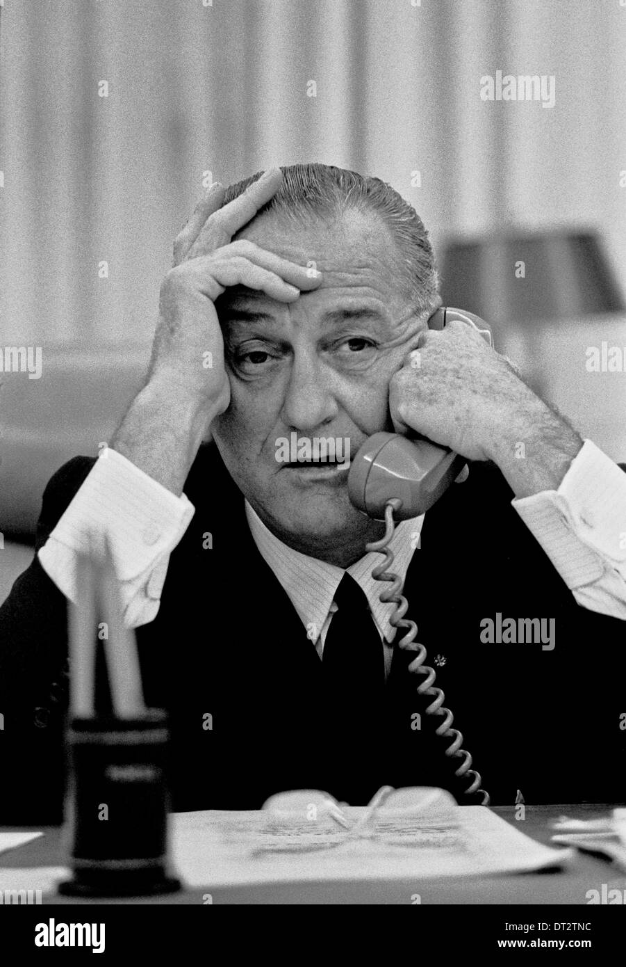 Il presidente statunitense Lyndon B. Johnson sul telefono in ufficio Ovale della Casa Bianca Luglio 17, 1965 a Washington, DC. Foto Stock
