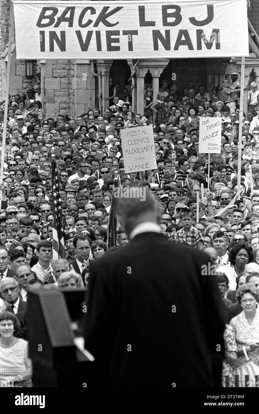 Il presidente statunitense Lyndon B. Johnson rivolgendosi a una folla visualizzando un banner a sostegno della guerra del Vietnam durante una visita Luglio 23, 1966 a Indianapolis, Indiana. Foto Stock