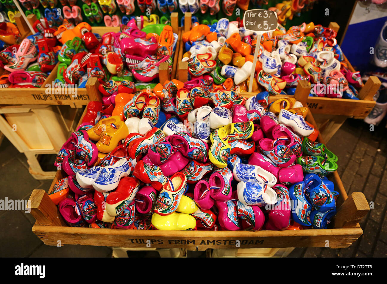 Tradizionale zoccoli olandese souvenir per i turisti presso il mercato dei fiori di Amsterdam, Olanda Foto Stock