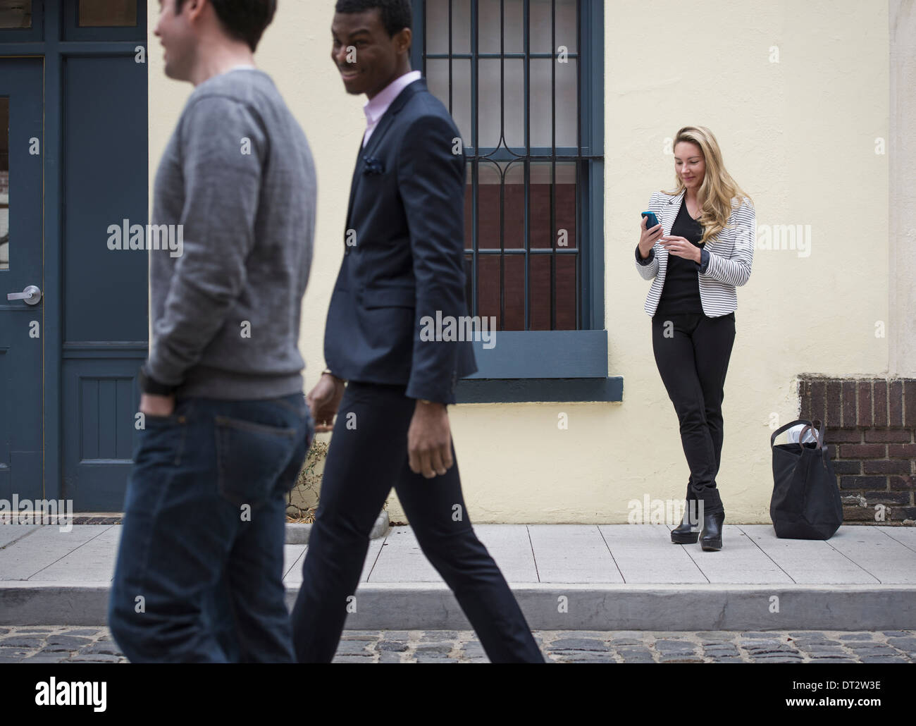 Una donna con due uomini per strada immagini e fotografie stock ad alta  risoluzione - Alamy