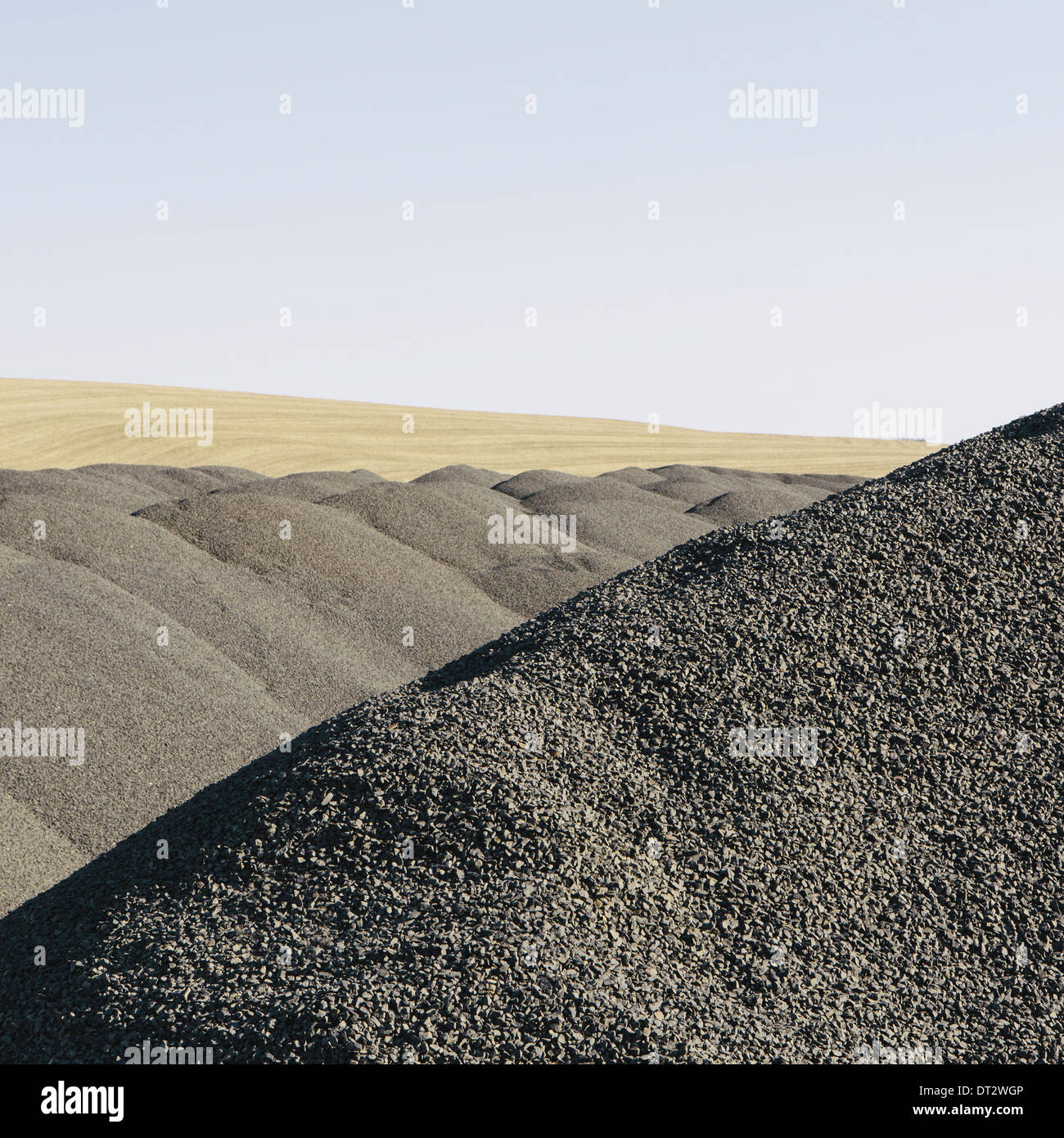 Pile di ghiaia usata per i lavori di manutenzione stradale e la costruzione di una fila di cumuli vicino Pullman Washington STATI UNITI D'AMERICA Foto Stock