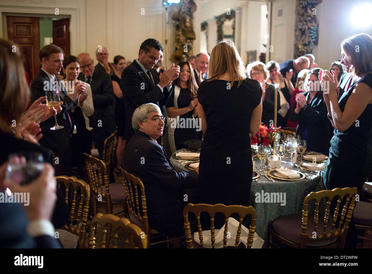 Pete Rouse, uscire Consigliere del Presidente, è applaudita in seguito Presidente Barack Obama il commento durante una vacanza a cena per senior staff nella Sala Est della Casa Bianca 16 Dicembre 2013 a Washington, DC. Foto Stock