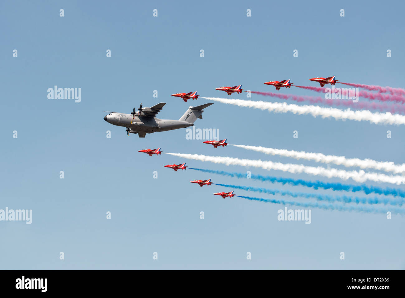 Airbus A400M Atlas, l'Europa è di nuovo a turboelica powered i velivoli militari da trasporto, vola in formazione con il British Frecce rosse Foto Stock