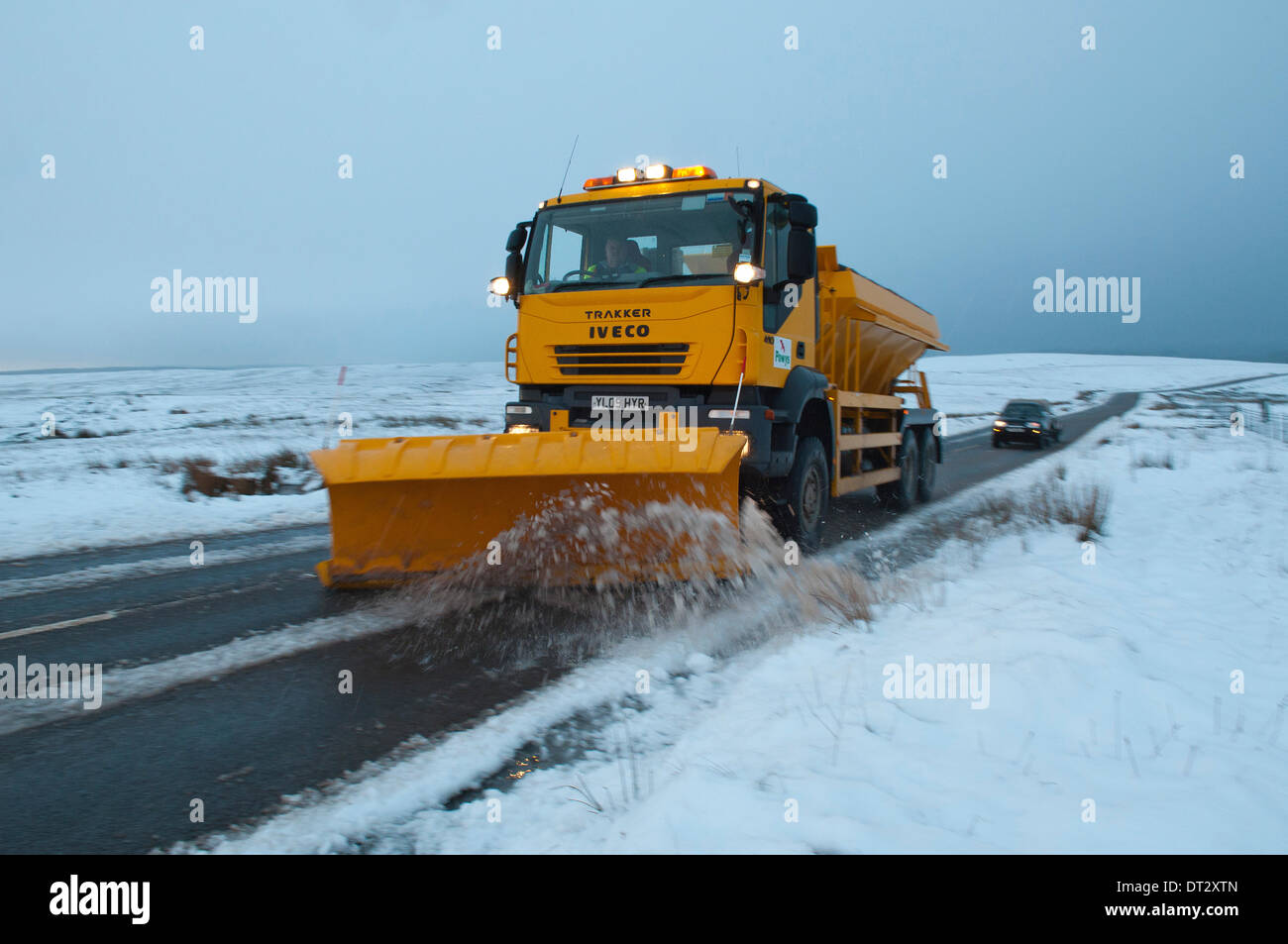 Mynydd Epynt, Powys, Wales, Regno Unito. 7 febbraio 2014. Gritting carrelli sono fuori presto sulla strada tra Builth Wells e Brecon. La neve è scesa la scorsa notte sulla terra alta nel Mid-Wales. Credito: Graham M. Lawrence/Alamy Live News. Foto Stock