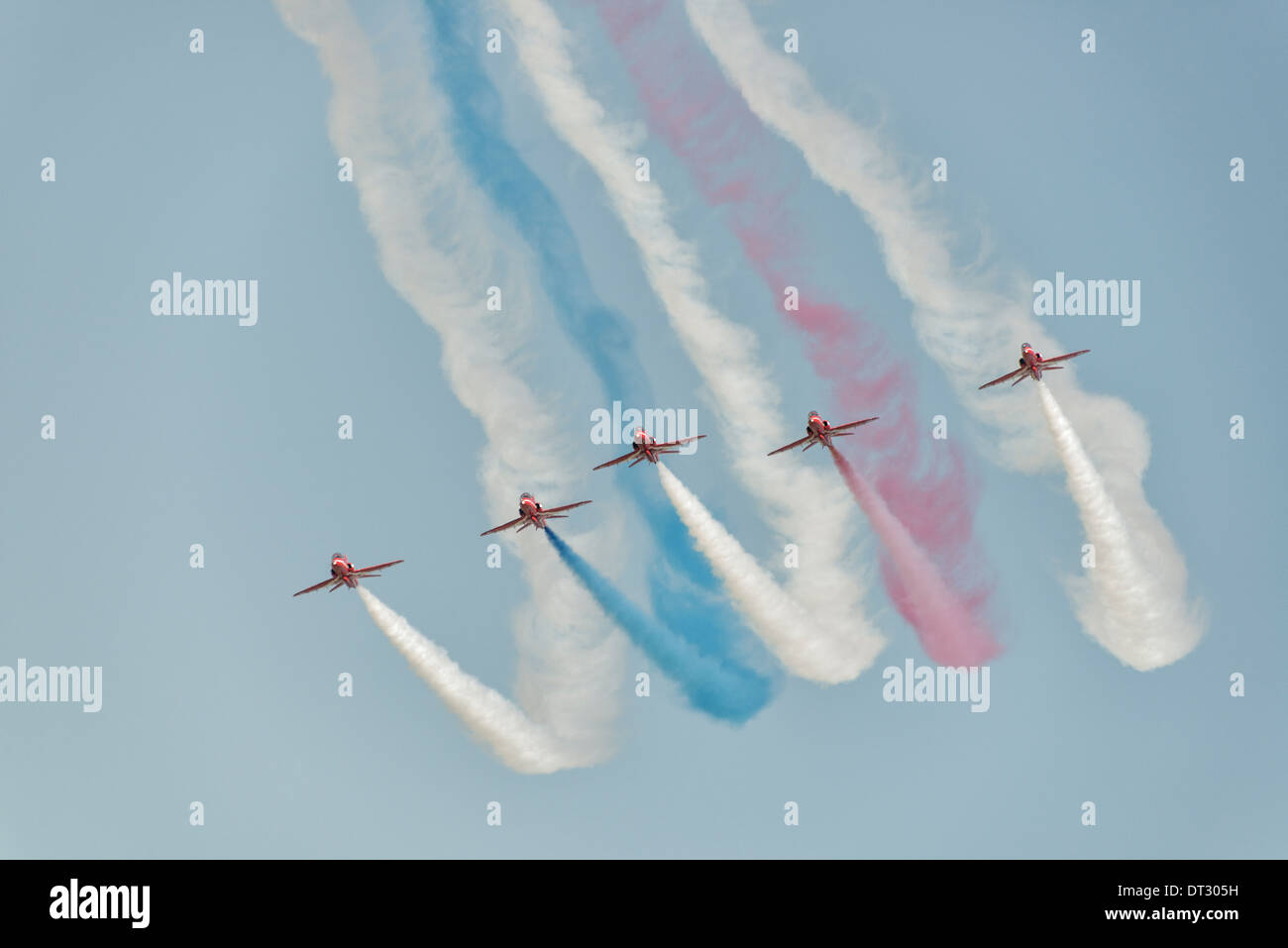 Cinque BAE Hawk Mk 1 Formatori della Royal Air Force Aerobatic Team, le frecce rosse di eseguire la manovra di Python al 2013 RIAT Foto Stock