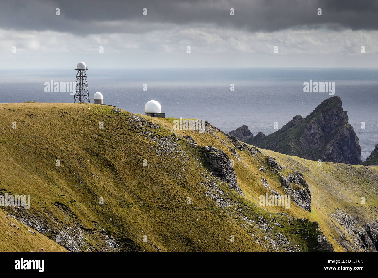 Torri di radar su Hirta, St Kilda con scogliere sul Dun visibile in background Foto Stock