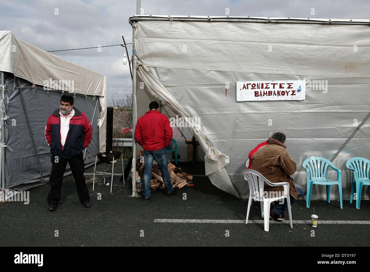 Nikaia, Larissa, Grecia. 7 febbraio 2014. Gli agricoltori cercano di bloccare l'autostrada tra Salonicco e Atene in Nikaia, circa 380 km a nord di Atene. Protesta degli agricoltori greci, che chiedono agevolazioni fiscali e di altri benefici, hanno rifiutato un offerta da parte del governo greco dopo un febbraio 6 sale riunioni e ci hanno detto che non avrebbe relent e mantenere i loro trattori posizionati in corrispondenza di punti chiave sulle strade principali in tutta la Grecia, che hanno continuamente minacciato di bloccare a meno che essi non siano di ottenere tutto ciò che vogliono. Nikaia, Grecia nel febbraio 7, 2014. Credito: Konstantinos Tsakalidis/Alamy Live News Foto Stock