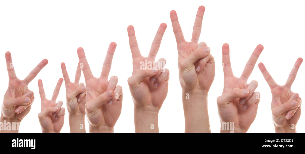 Gli adolescenti alzando le mani con due dita che simboleggiano la pace Foto Stock