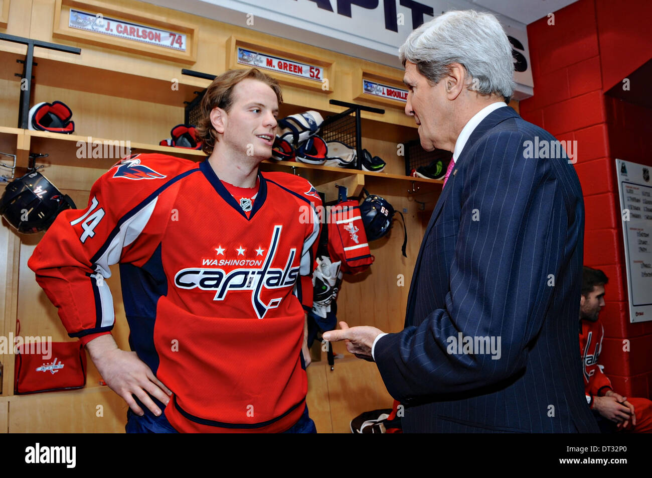 Il Segretario di Stato americano John Kerry Washington saluta capitelli player e U.S. Olympian John Carlson durante un send off per le Olimpiadi legato ai giocatori di hockey al Verizon Center Febbraio 6, 2014 a Washington, DC. Foto Stock