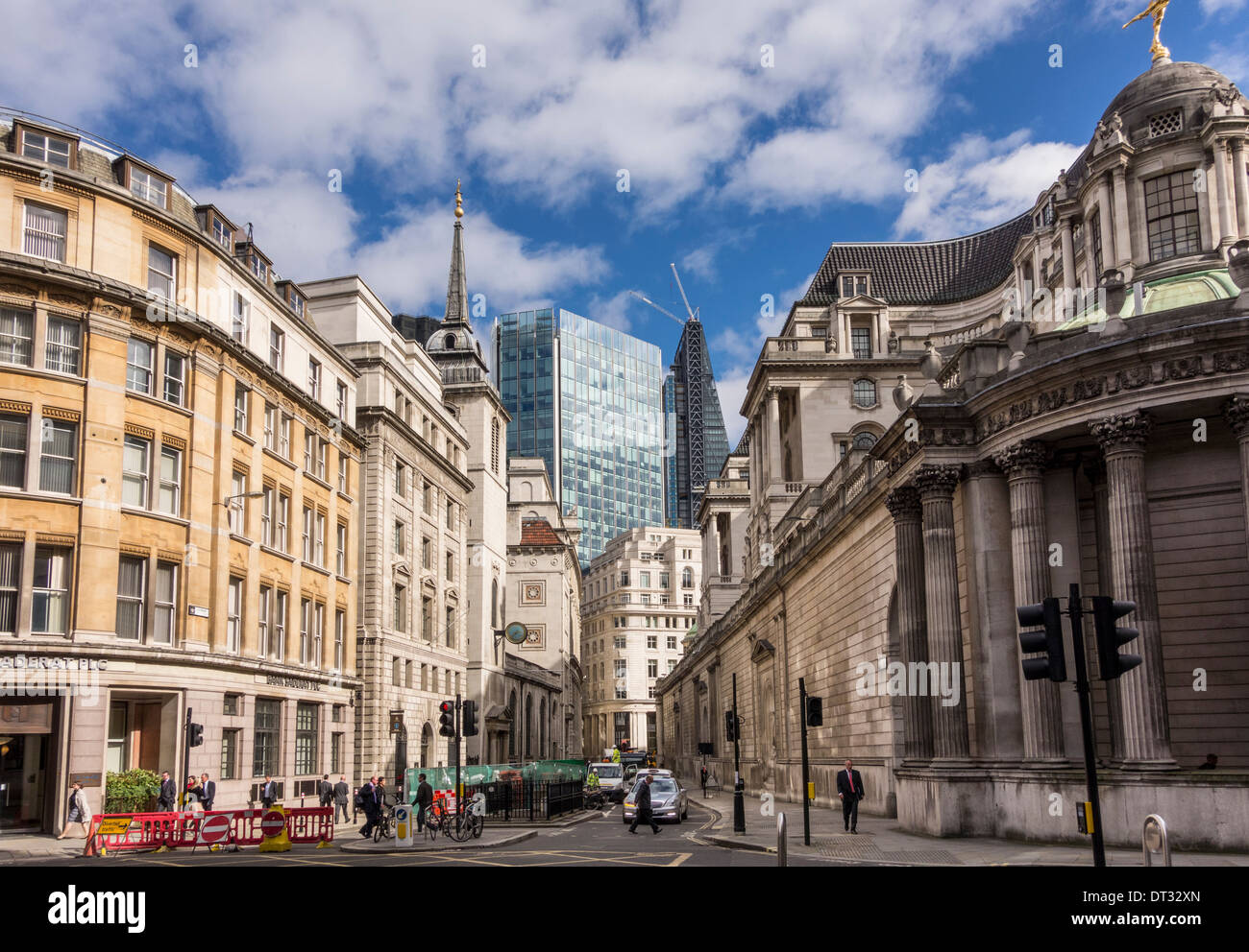 La giustapposizione di vecchia e nuova architettura nella città di Londra, Regno Unito Foto Stock