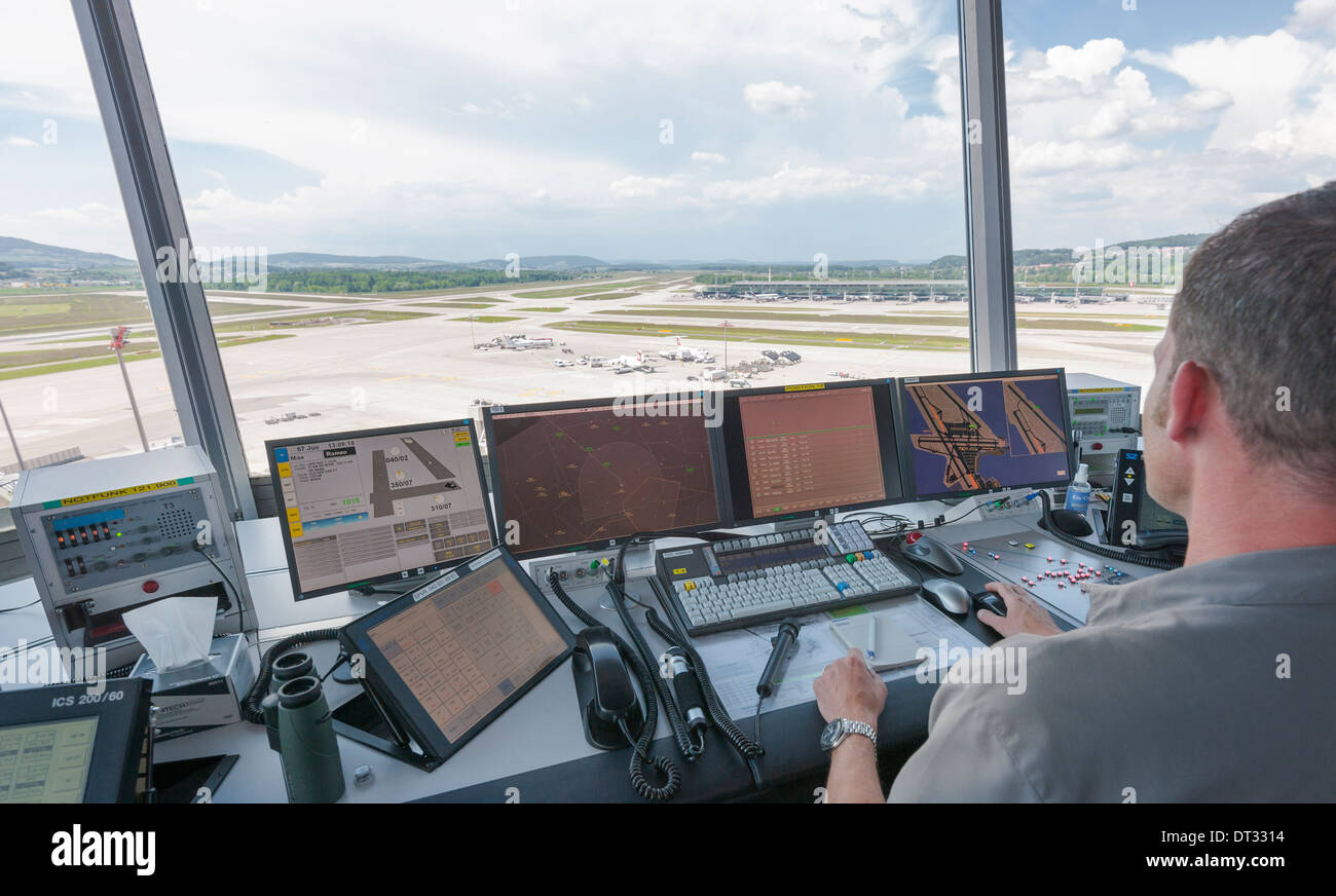 Un controllore del traffico aereo nella torre di controllo di Zurigo Kloten/aeroporto internazionale è il monitoraggio dell'aeroporto in aeroporto. Foto Stock