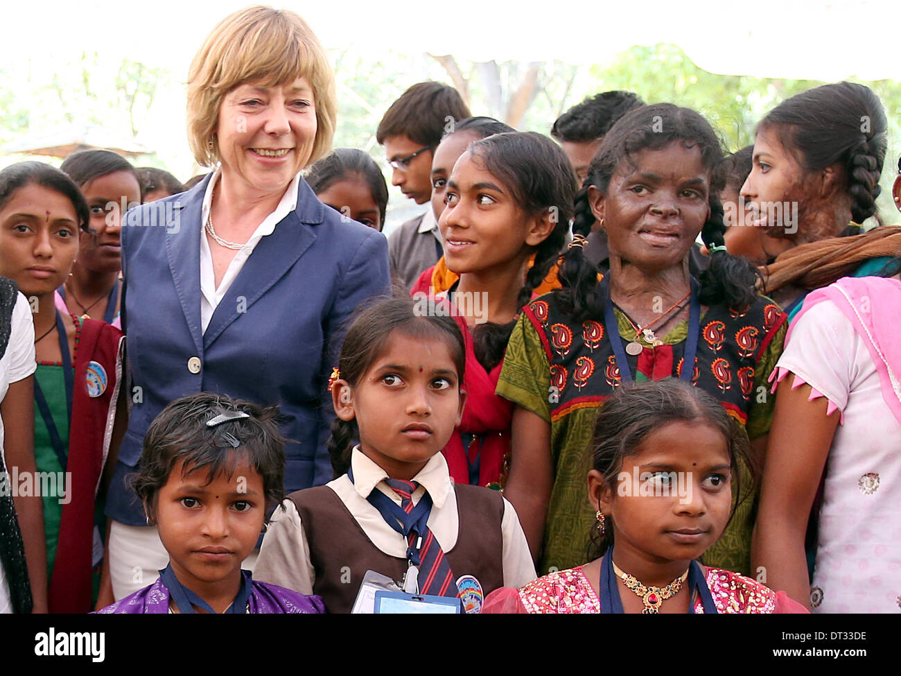 Bangalore, India. 07 feb 2014. Partner del Presidente tedesco Gauck, Daniela Schadt, visite l'UNICEF facility Cubbon Park a Bangalore, India, 07 febbraio 2014. Cubbon Park sovrintende a vari progetti tra cui uno dei bambini tedeschi di soccorso in caso di emergenza per il supporto di infetti da HIV ai bambini e un progetto contro matrimoni in età infantile e la tratta di esseri umani. Il capo dello stato tedesco è su sei giorni di visita di Stato in India. Foto: WOLFGANG KUMM/dpa/Alamy Live News Foto Stock