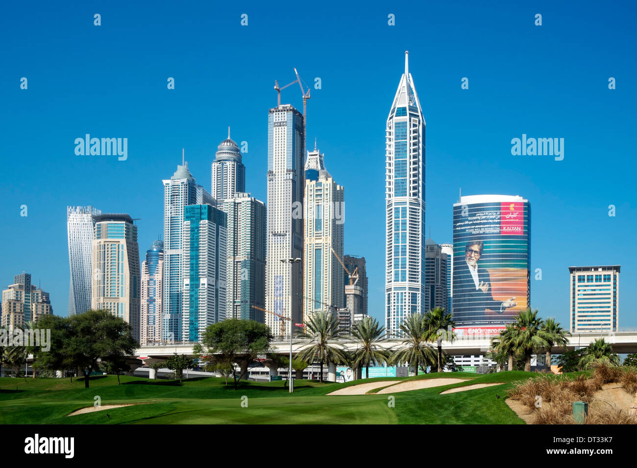 Skyline di alto appartamento e torri di uffici nella nuova Dubai Marina District in Emirati Arabi Uniti Foto Stock